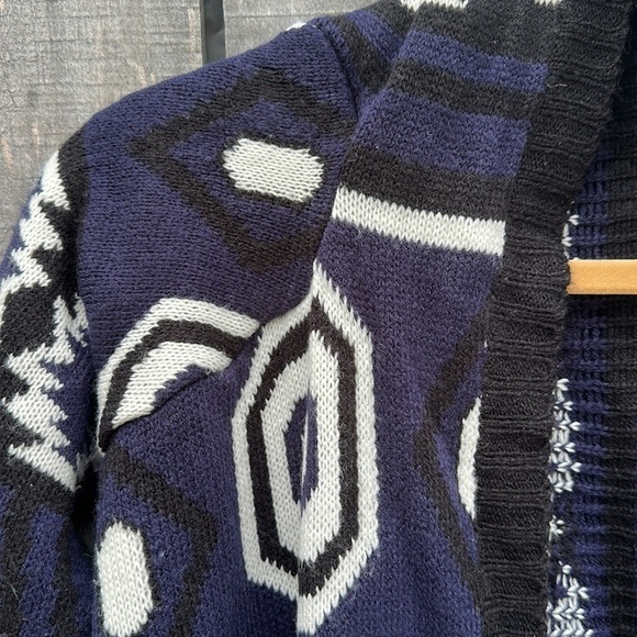 Charlotte Russe Asymettrical Fringe Shrug Wrap - Picture 10 of 11